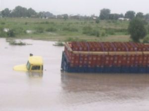 26.07.2005 - Getränke-Lastwagen im Wasser